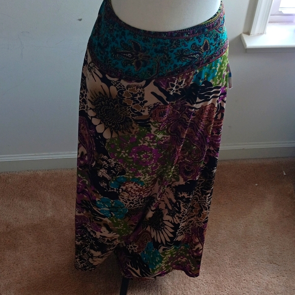 Eci Women's Skirt - Picture 2 of 5